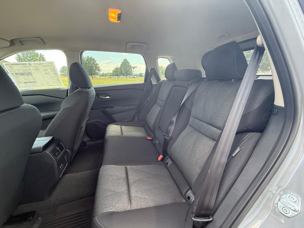 Nissan Rogue Vehicle Full-screen Gallery Image 21