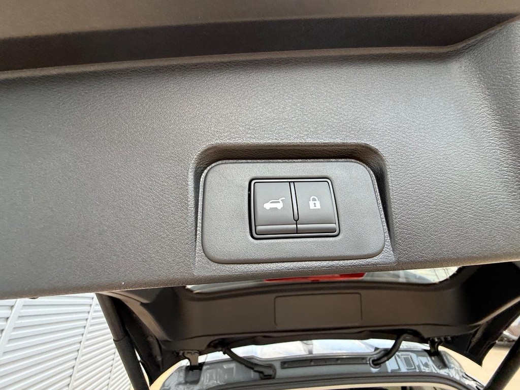 Nissan Rogue Vehicle Full-screen Gallery Image 22