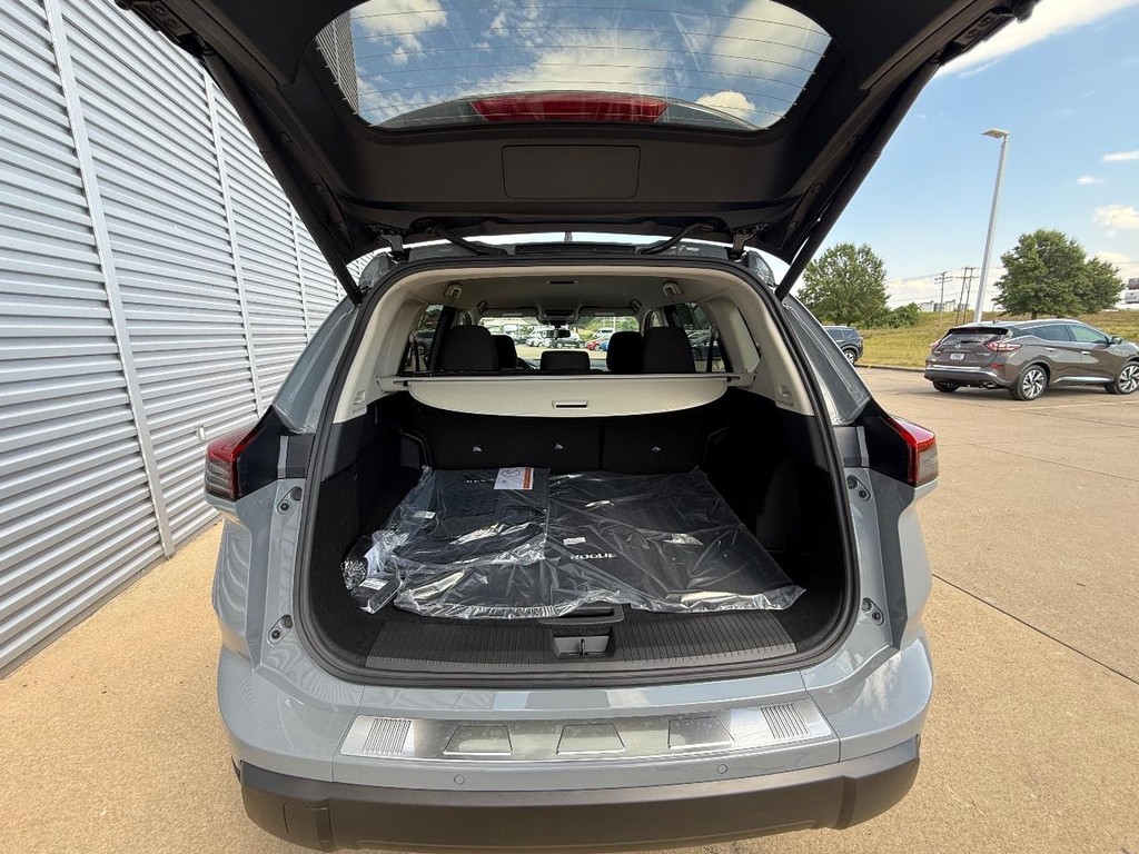 Nissan Rogue Vehicle Full-screen Gallery Image 23