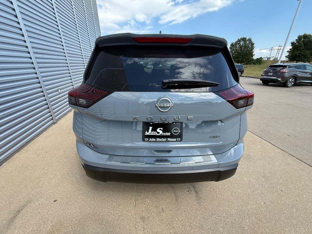 Nissan Rogue Vehicle Full-screen Gallery Image 24