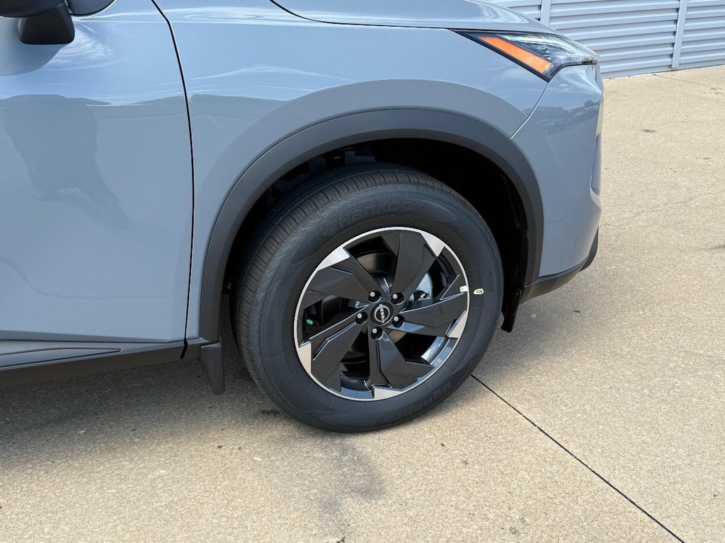 Nissan Rogue Vehicle Full-screen Gallery Image 25