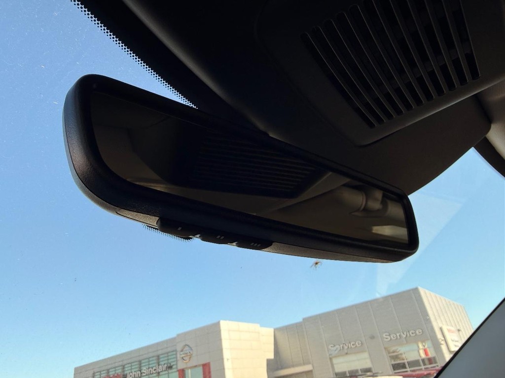 Nissan Pathfinder Vehicle Full-screen Gallery Image 02