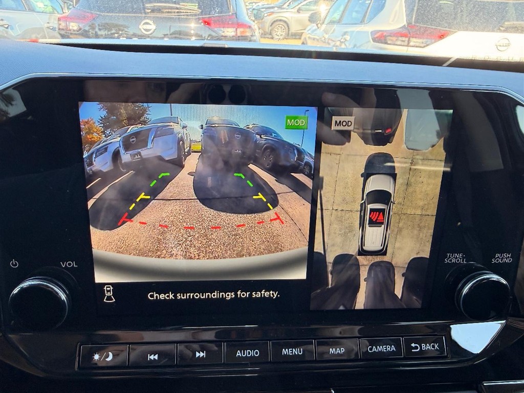 Nissan Pathfinder Vehicle Full-screen Gallery Image 03