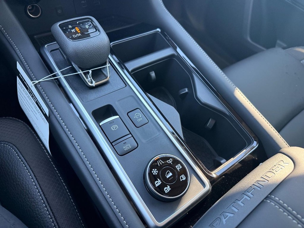 Nissan Pathfinder Vehicle Full-screen Gallery Image 08