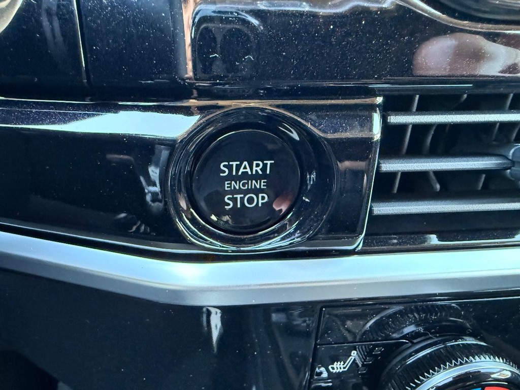 Nissan Pathfinder Vehicle Full-screen Gallery Image 09