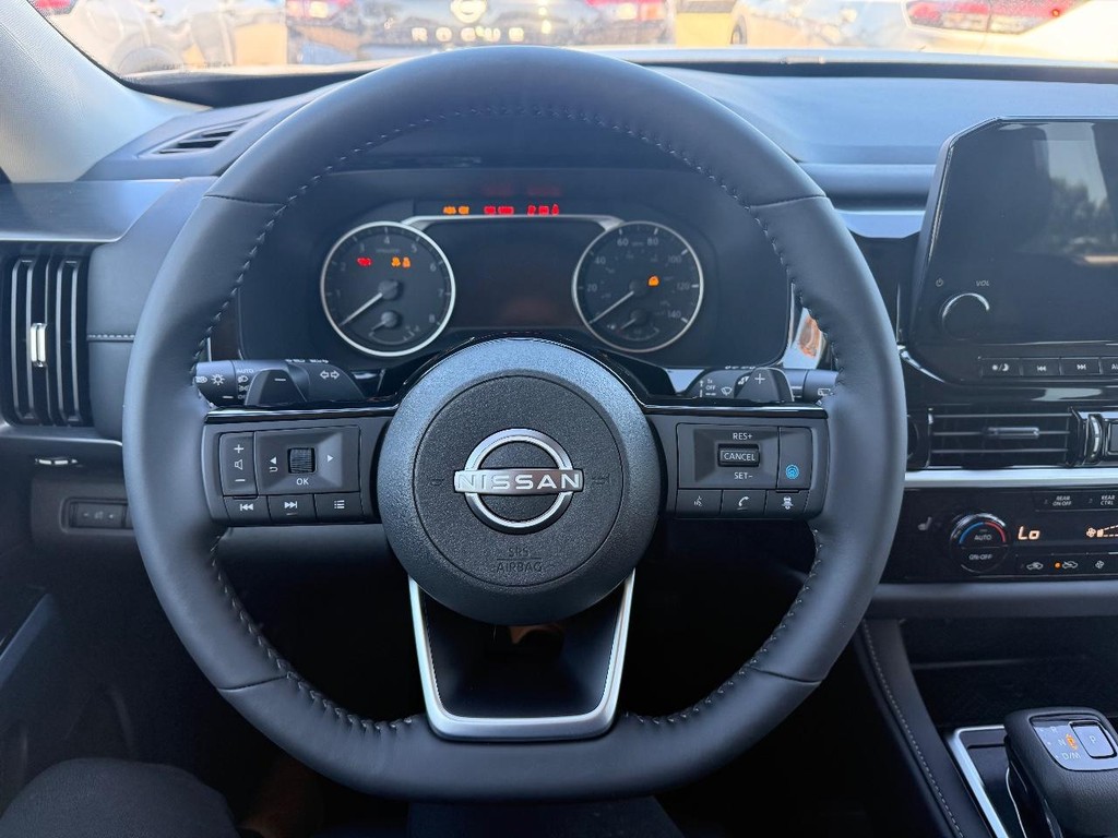 Nissan Pathfinder Vehicle Full-screen Gallery Image 14