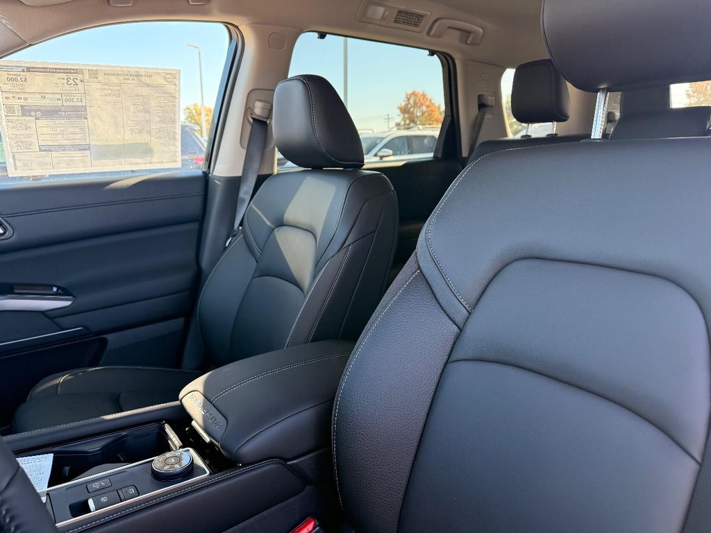 Nissan Pathfinder Vehicle Full-screen Gallery Image 15