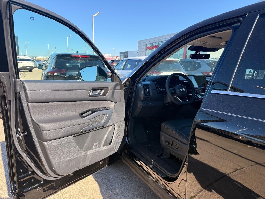 Nissan Pathfinder Vehicle Full-screen Gallery Image 18