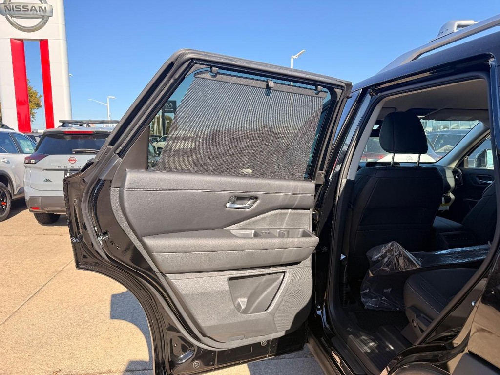 Nissan Pathfinder Vehicle Full-screen Gallery Image 19