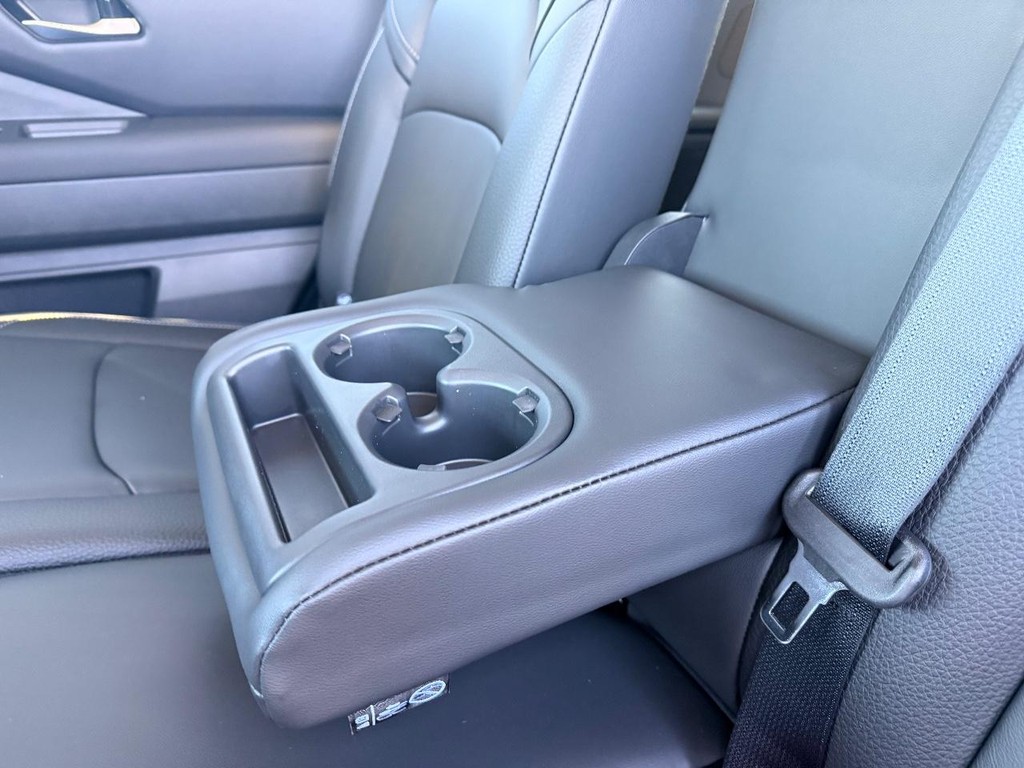 Nissan Pathfinder Vehicle Full-screen Gallery Image 22