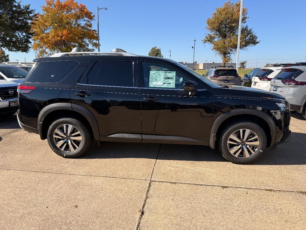 Nissan Pathfinder Vehicle Full-screen Gallery Image 30