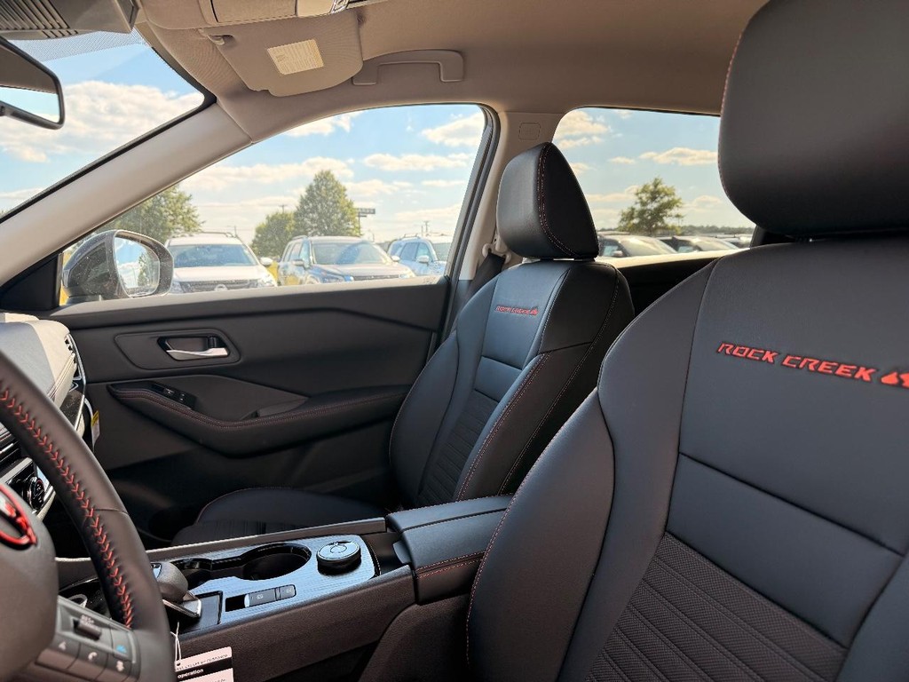 Nissan Rogue Vehicle Full-screen Gallery Image 11