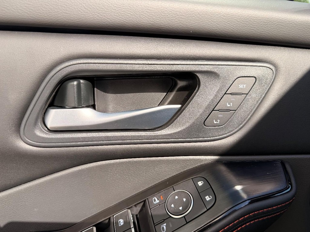 Nissan Rogue Vehicle Full-screen Gallery Image 14