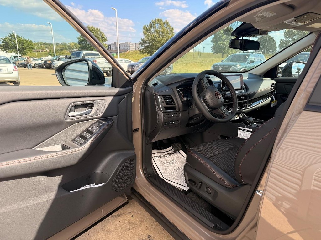 Nissan Rogue Vehicle Full-screen Gallery Image 15