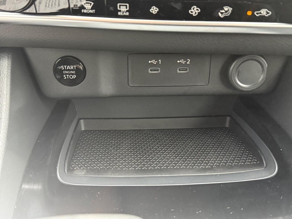 Nissan Rogue Vehicle Full-screen Gallery Image 04