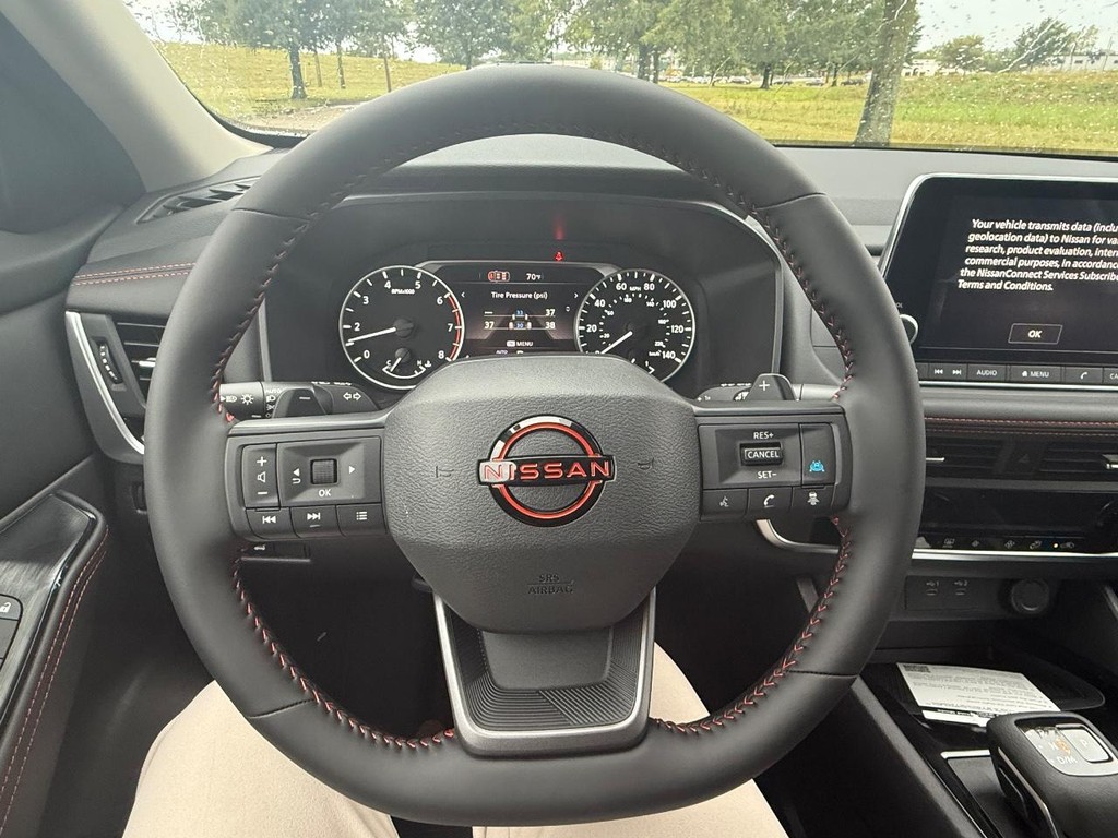 Nissan Rogue Vehicle Full-screen Gallery Image 09