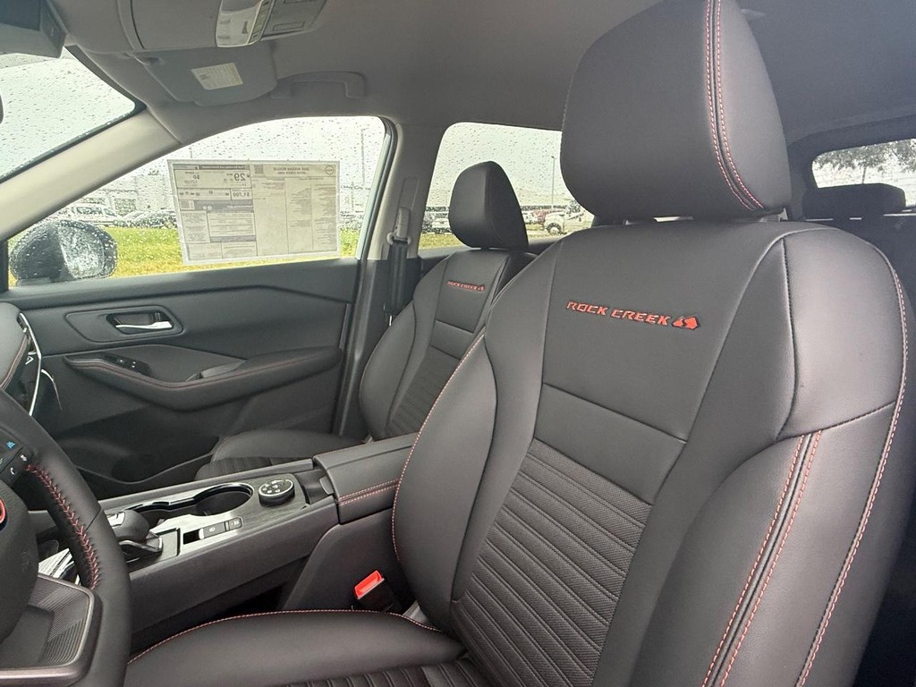 Nissan Rogue Vehicle Full-screen Gallery Image 10