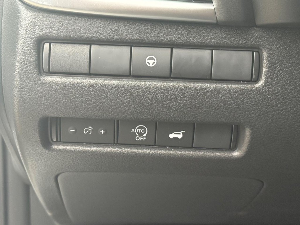 Nissan Rogue Vehicle Full-screen Gallery Image 11