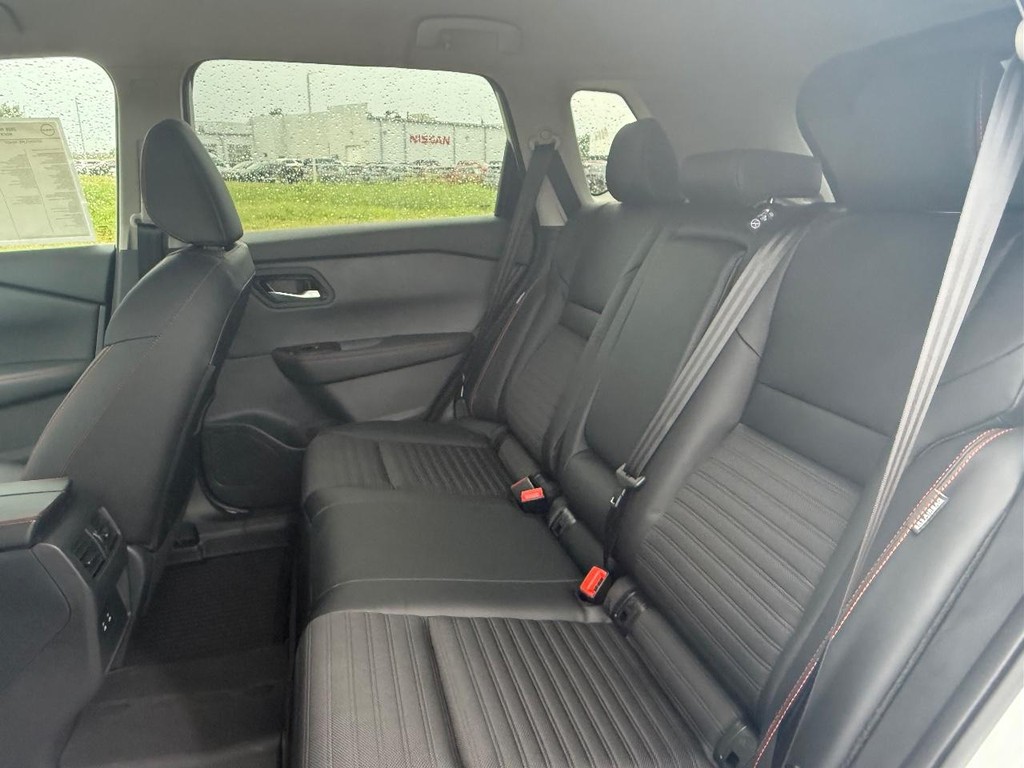 Nissan Rogue Vehicle Full-screen Gallery Image 19