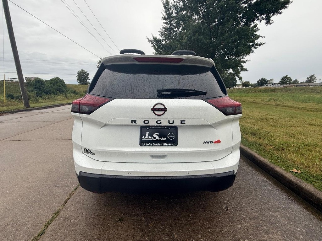 Nissan Rogue Vehicle Full-screen Gallery Image 22