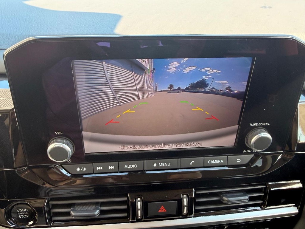 Nissan Pathfinder Vehicle Full-screen Gallery Image 02