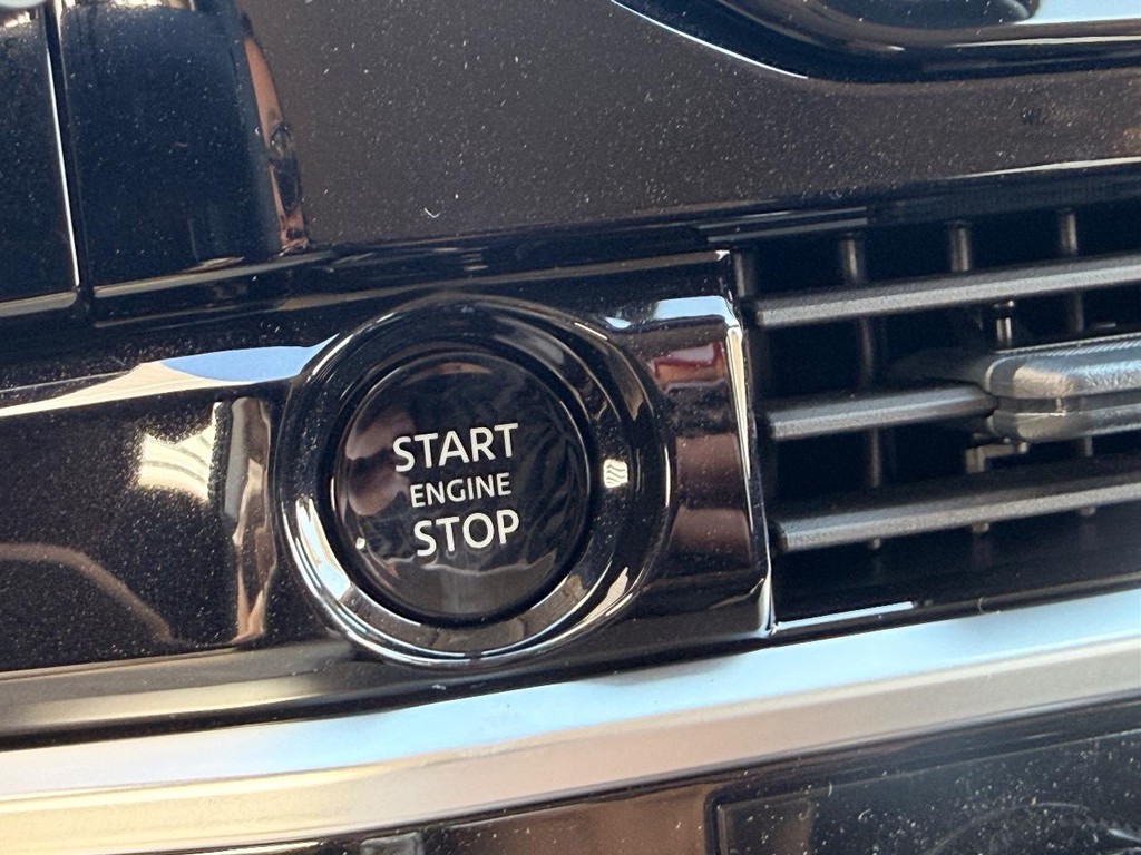 Nissan Pathfinder Vehicle Full-screen Gallery Image 03