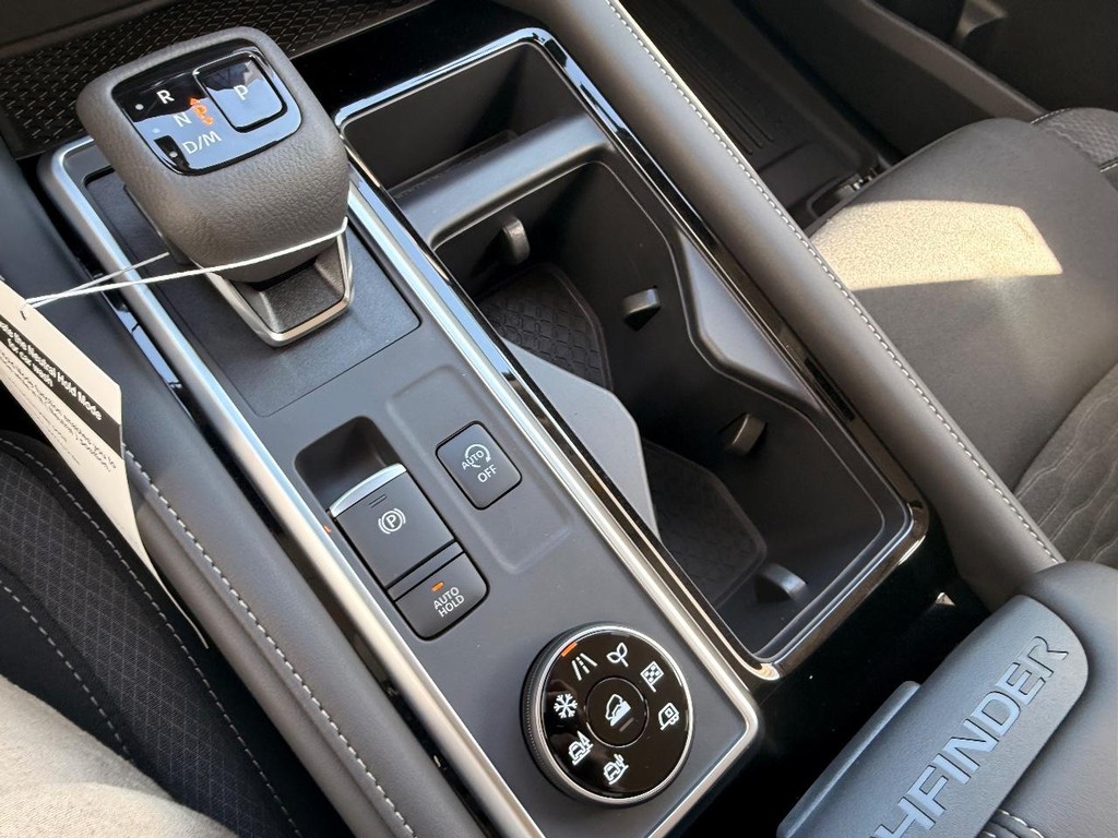 Nissan Pathfinder Vehicle Full-screen Gallery Image 05