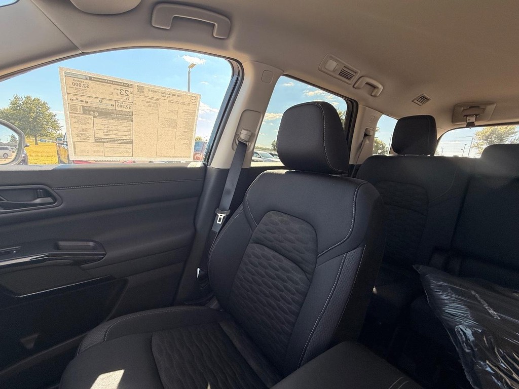 Nissan Pathfinder Vehicle Full-screen Gallery Image 06