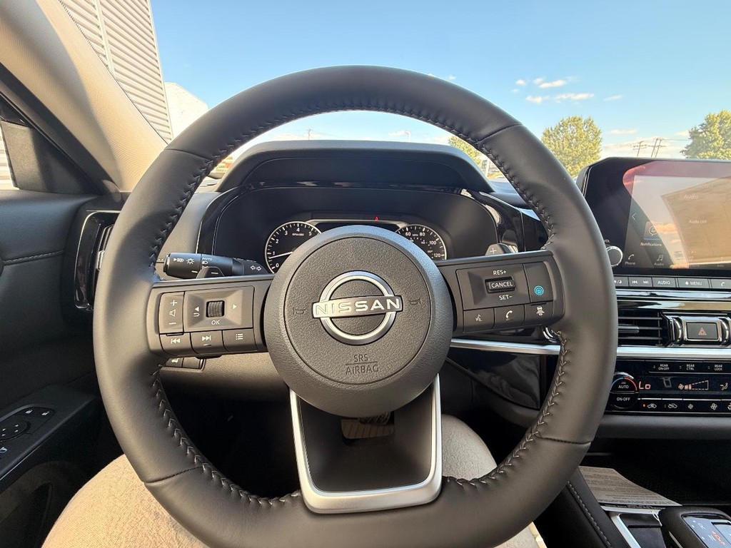 Nissan Pathfinder Vehicle Full-screen Gallery Image 11