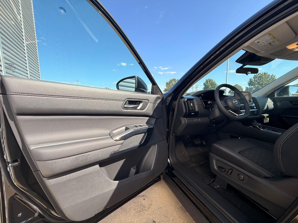 Nissan Pathfinder Vehicle Full-screen Gallery Image 13