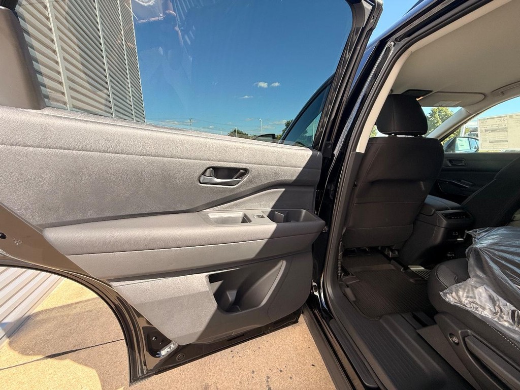 Nissan Pathfinder Vehicle Full-screen Gallery Image 14