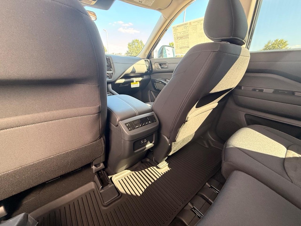 Nissan Pathfinder Vehicle Full-screen Gallery Image 15