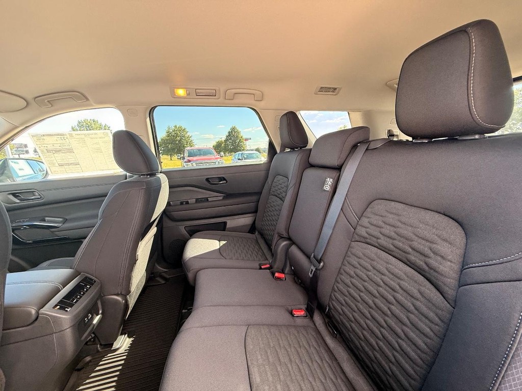 Nissan Pathfinder Vehicle Full-screen Gallery Image 16