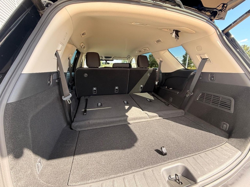 Nissan Pathfinder Vehicle Full-screen Gallery Image 18