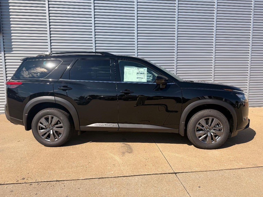 Nissan Pathfinder Vehicle Full-screen Gallery Image 25