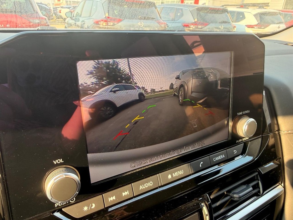 Nissan Pathfinder Vehicle Full-screen Gallery Image 02