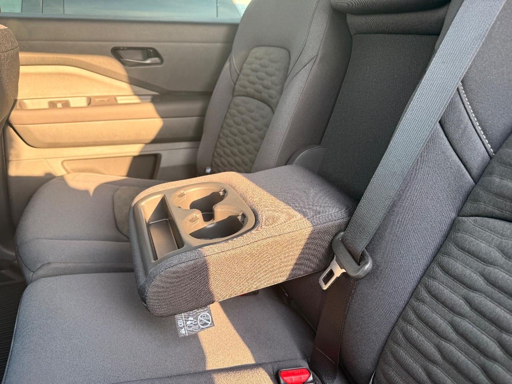 Nissan Pathfinder Vehicle Full-screen Gallery Image 05