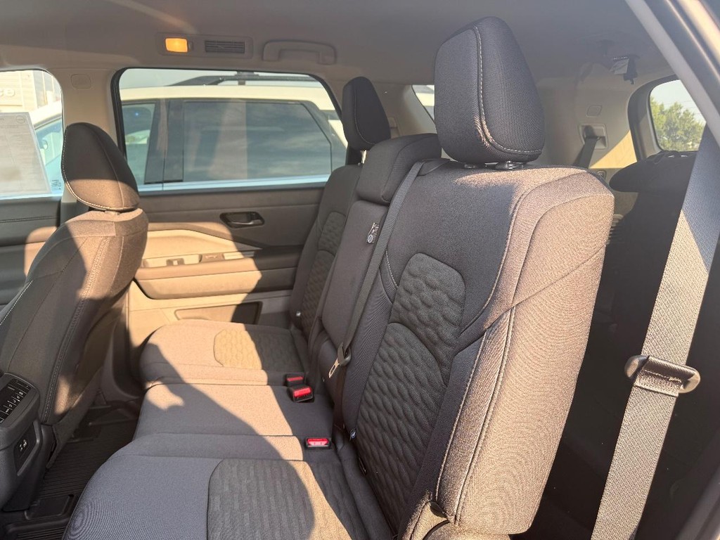 Nissan Pathfinder Vehicle Full-screen Gallery Image 06