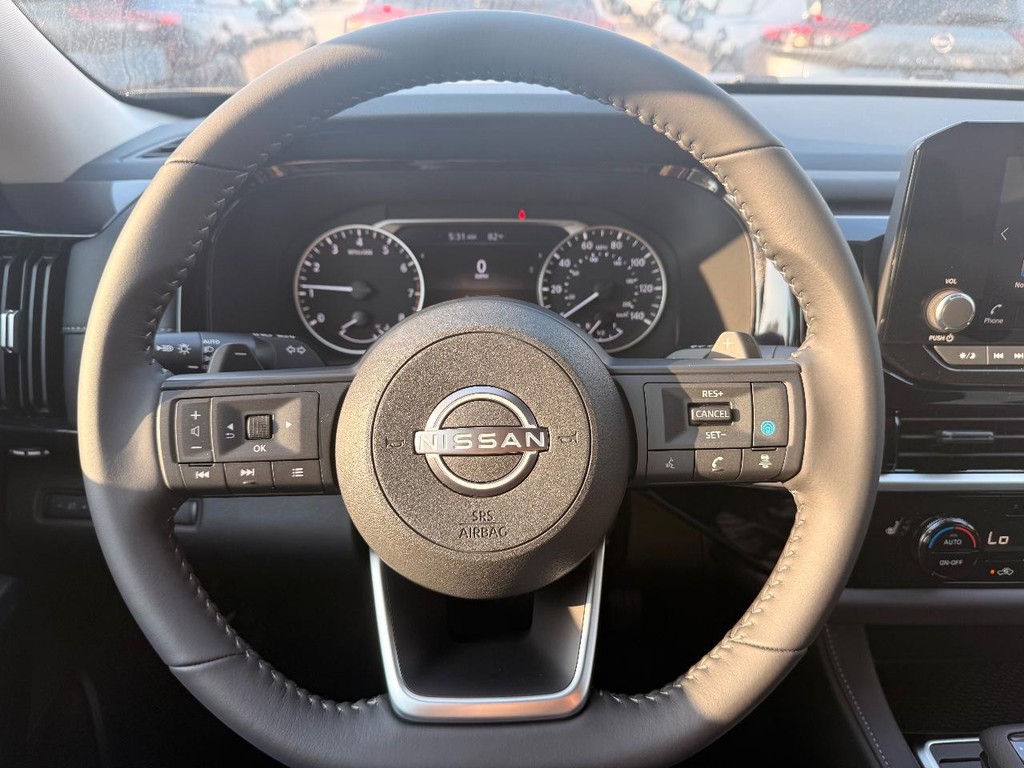 Nissan Pathfinder Vehicle Full-screen Gallery Image 08