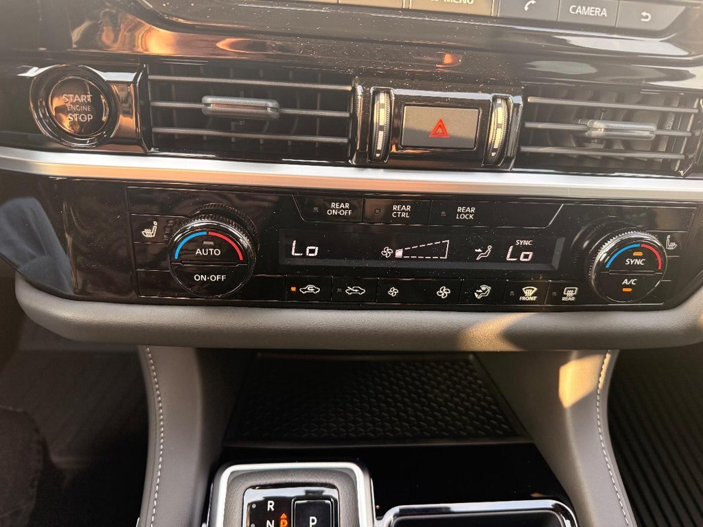 Nissan Pathfinder Vehicle Full-screen Gallery Image 11