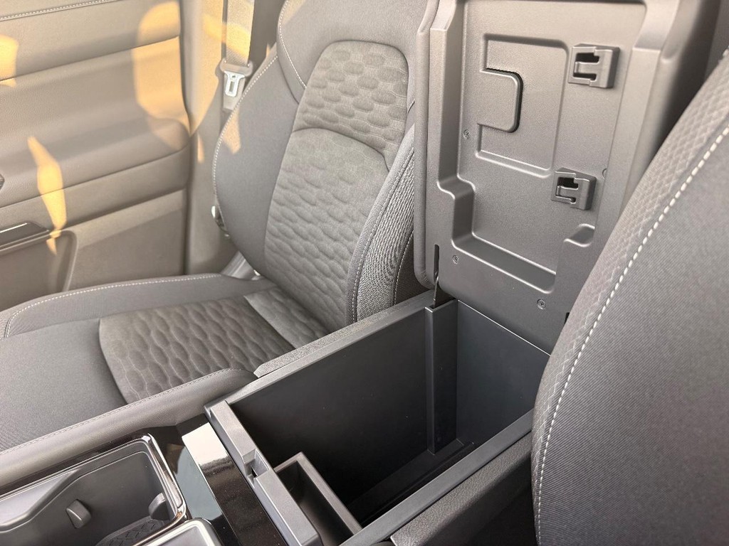 Nissan Pathfinder Vehicle Full-screen Gallery Image 14