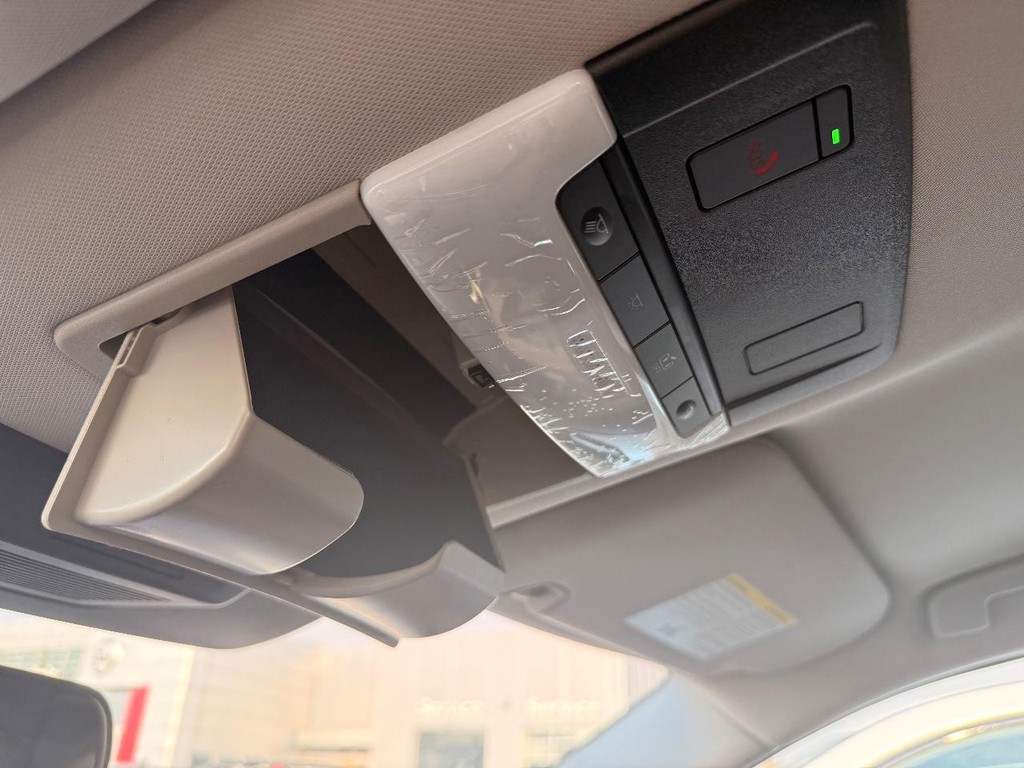 Nissan Pathfinder Vehicle Full-screen Gallery Image 15