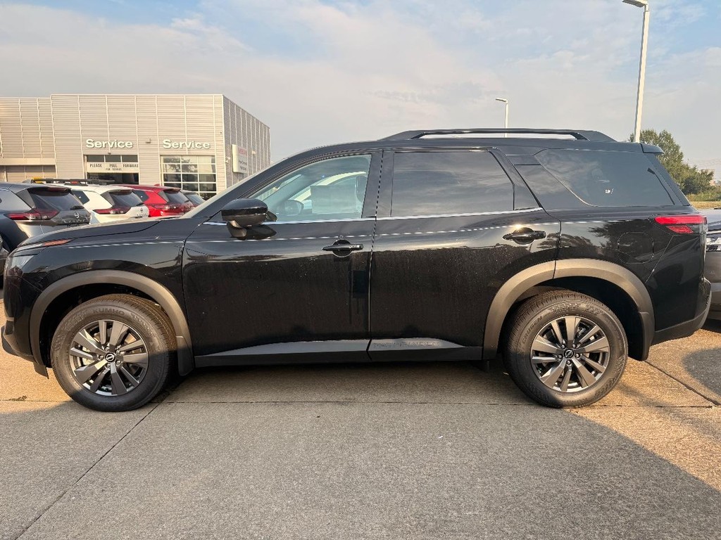 Nissan Pathfinder Vehicle Full-screen Gallery Image 18