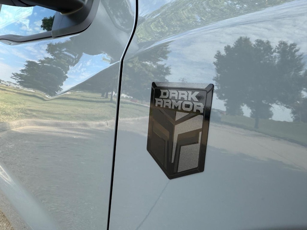 Nissan Frontier Vehicle Full-screen Gallery Image 02