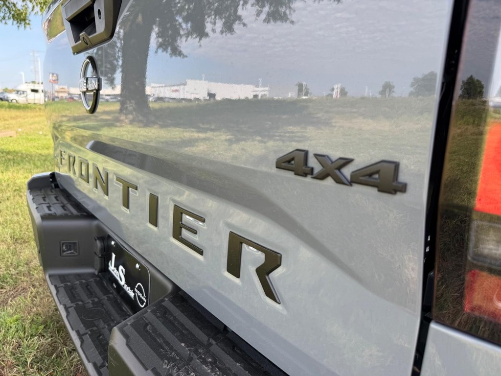 Nissan Frontier Vehicle Full-screen Gallery Image 03