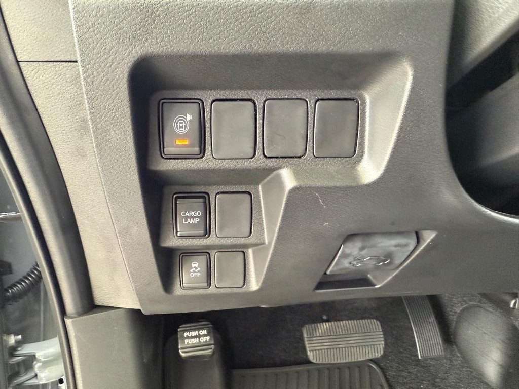 Nissan Frontier Vehicle Full-screen Gallery Image 04