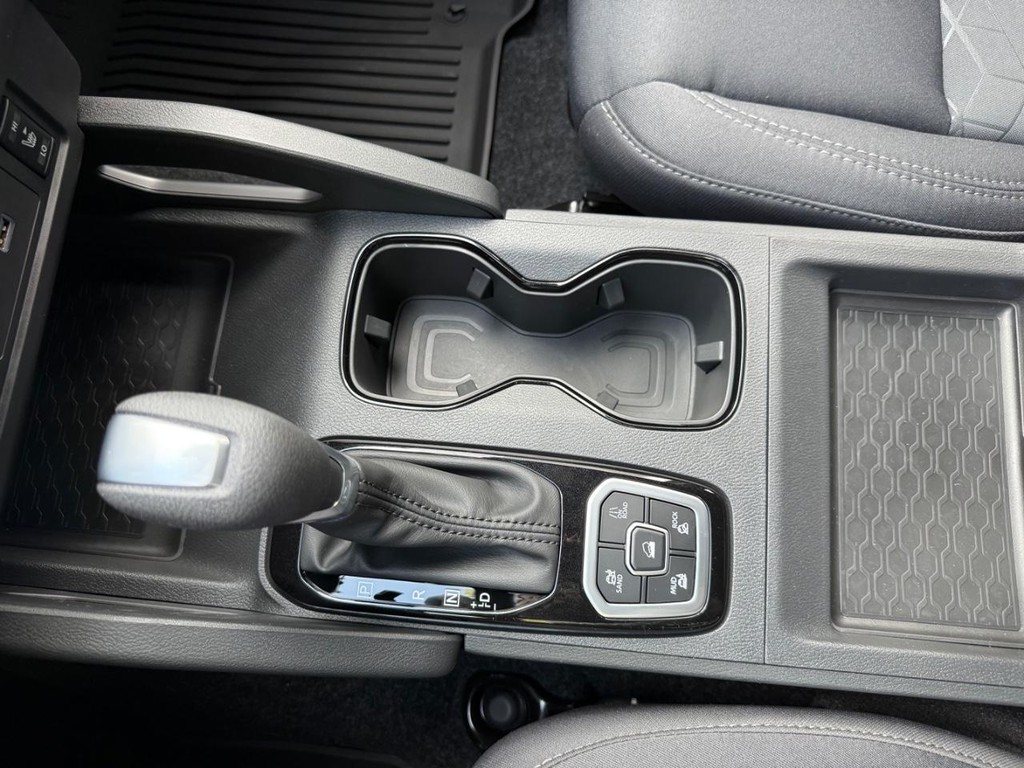 Nissan Frontier Vehicle Full-screen Gallery Image 05