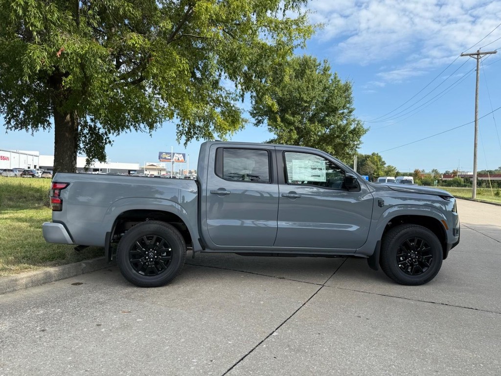 Nissan Frontier Vehicle Full-screen Gallery Image 07