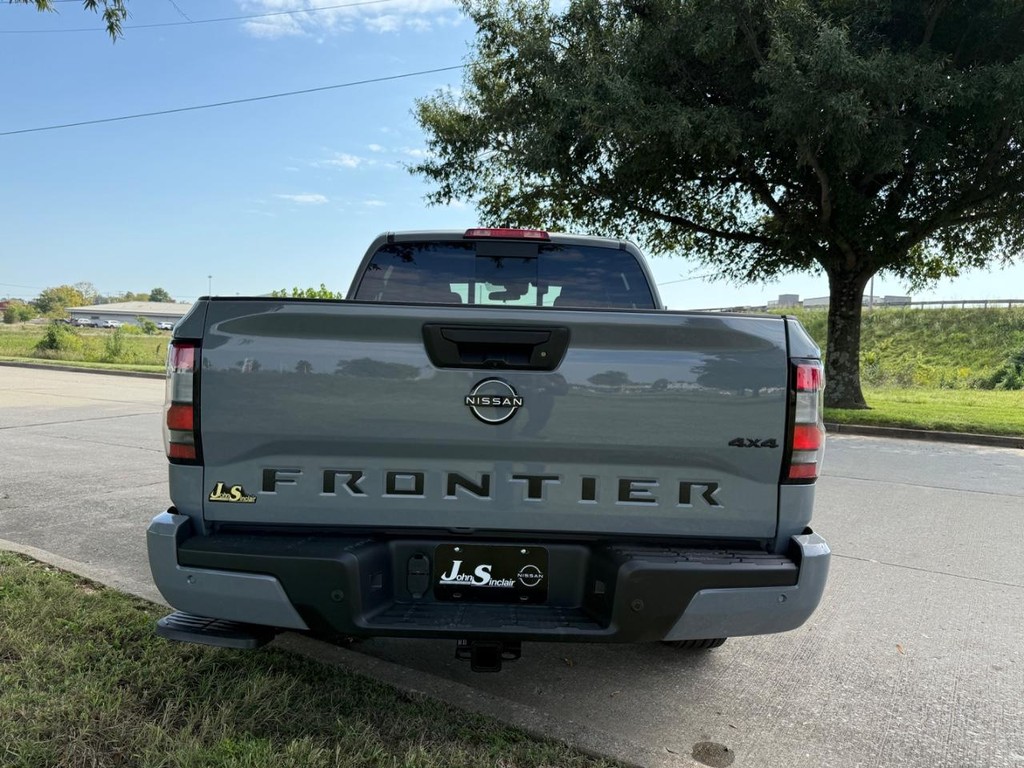 Nissan Frontier Vehicle Full-screen Gallery Image 08