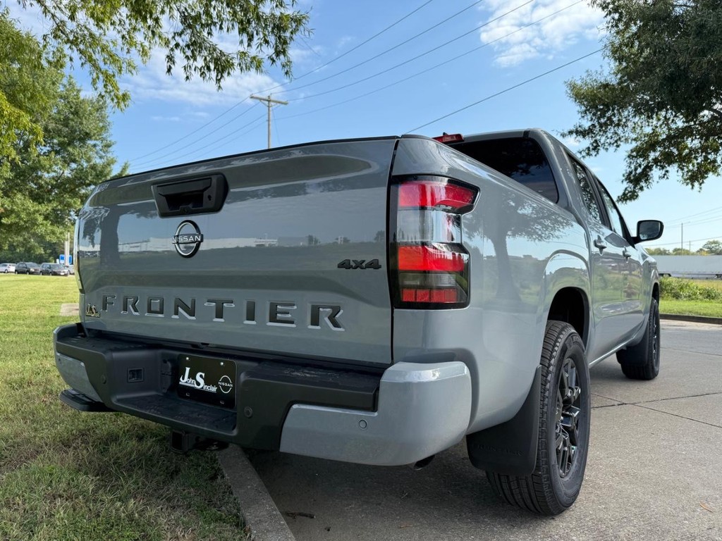 Nissan Frontier Vehicle Full-screen Gallery Image 09